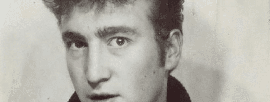 John Lennon prenant des photos pour son passeport en 1960.