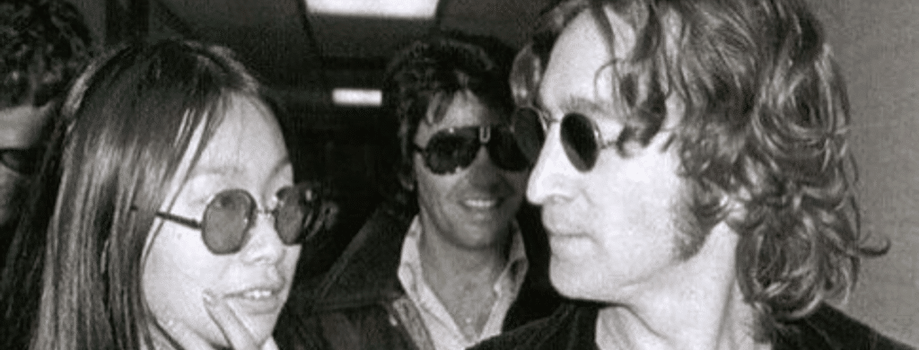May Pang et John Lennon visitent une station de radio de Los Angeles en 1973.