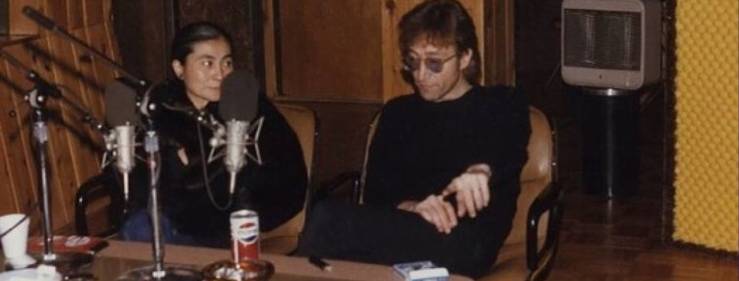 Dernière interview de John Lennon le 6 décembre 1980, deux jours avant sa mort. Les photos le montrent aux côtés de sa femme Yoko Ono et du grand DJ de Radio One Andy Peebles qui l'interviewait.