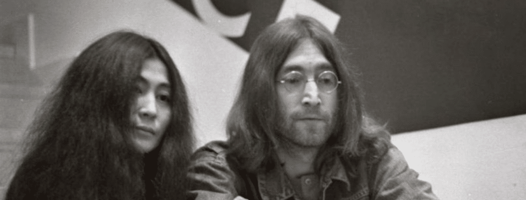 Quand John Lennon a-t-il joué sans les Beatles pour la première fois ?