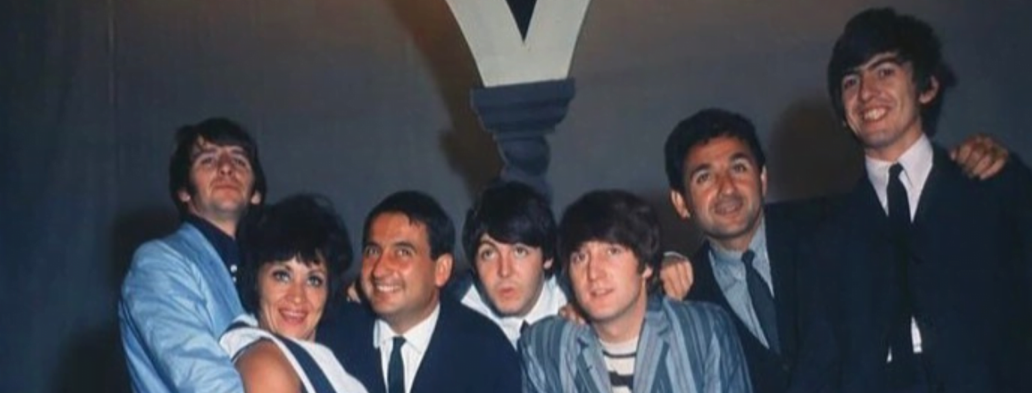 Les Beatles avec les comédiens Mike et Bernie Winters et la belle Chita Rivera pendant les répétitions du spectacle Blackpool Night Out, le 19 juillet 1964.
