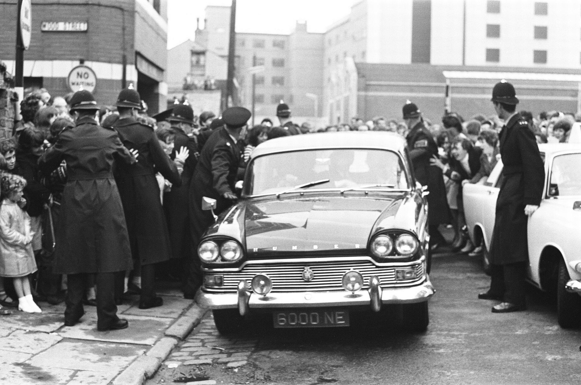 La police retient la foule alors que la flotte de voitures transportant les Beatles traverse Liverpool. juillet 1964  (Image : Mirrorpix)