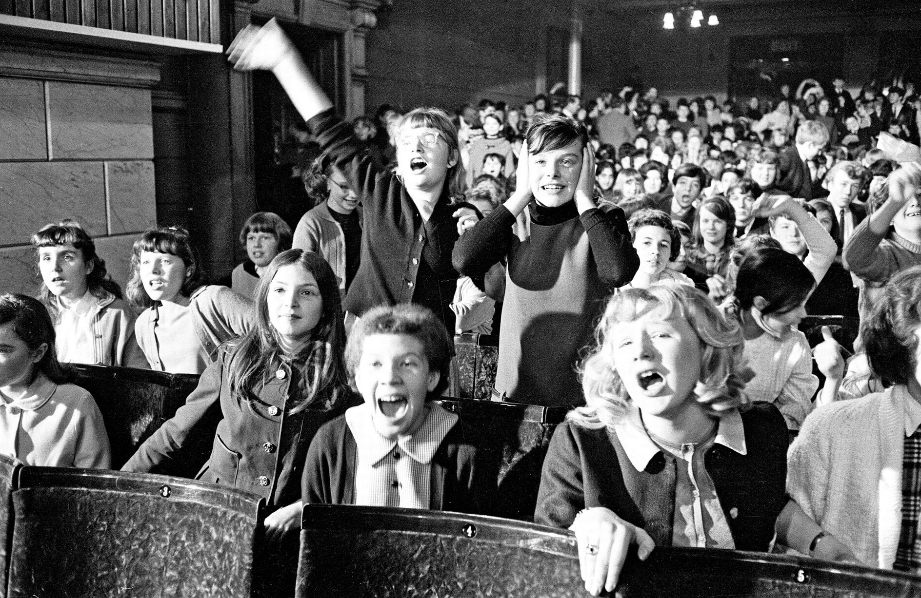 Des fans hurlants lors de la première nord de A Hard Day's Night à Liverpool. juillet 1964