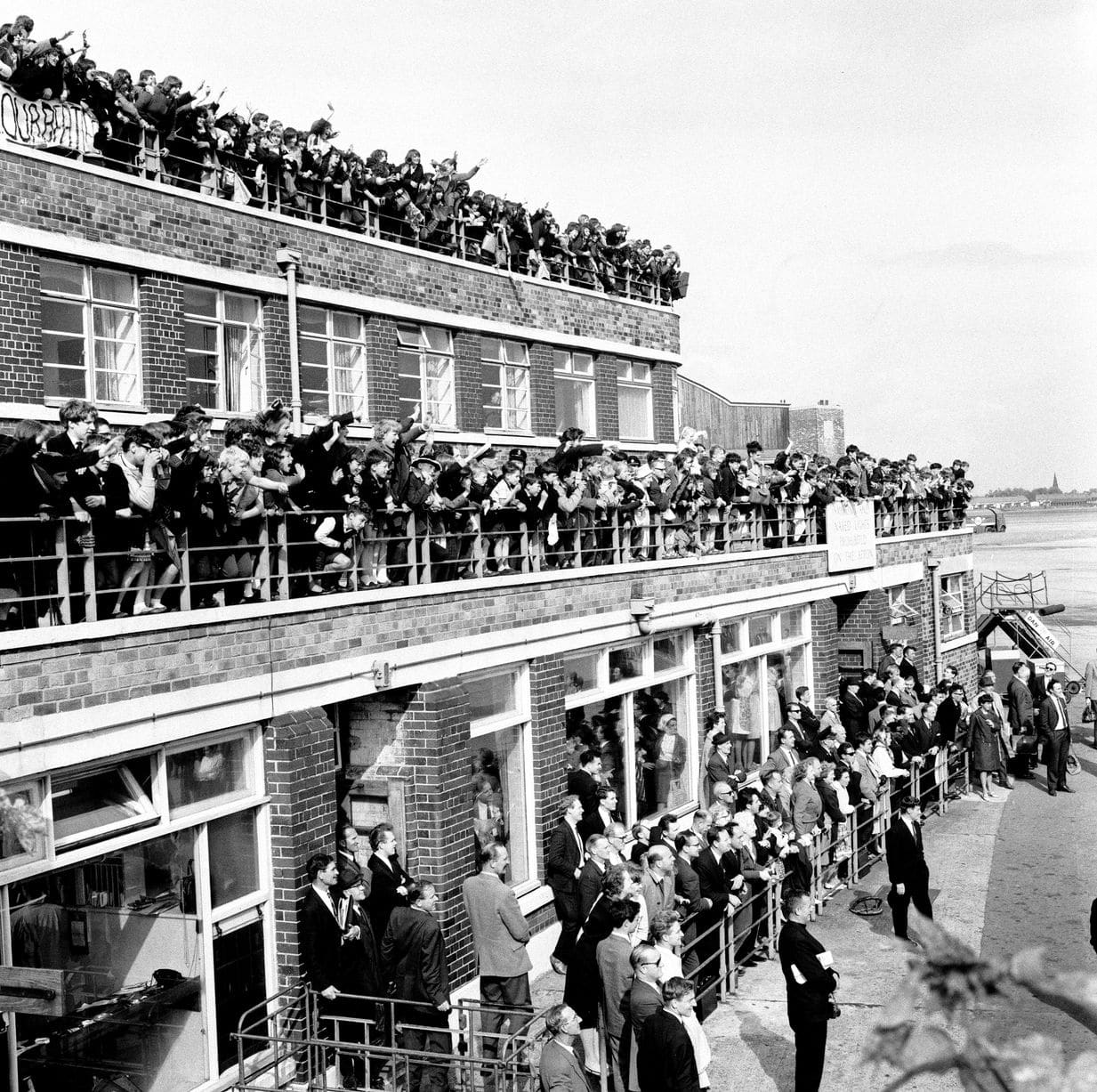 L'aéroport de Liverpool bondé de presse et de fans alors que les Beatles atterrissent à Speke. juillet 1964  (Image : Mirrorpix)