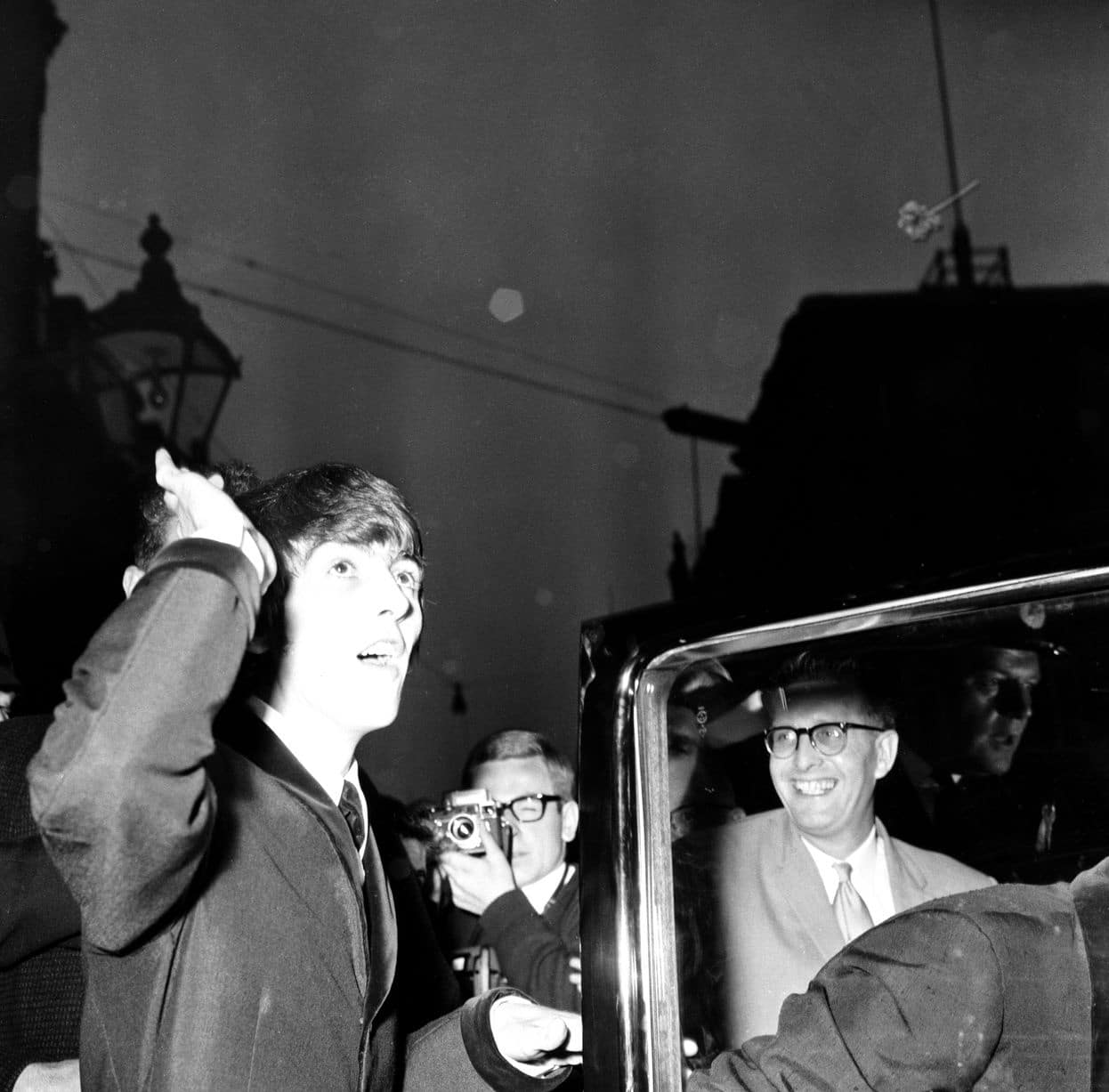 Première nordiste du film des Beatles "A Hard Day's Night". George Harrison photographié alors qu'il monte dans la voiture sur le chemin de la première à Liverpool en juillet 1964  (Image : Mirrorpix)