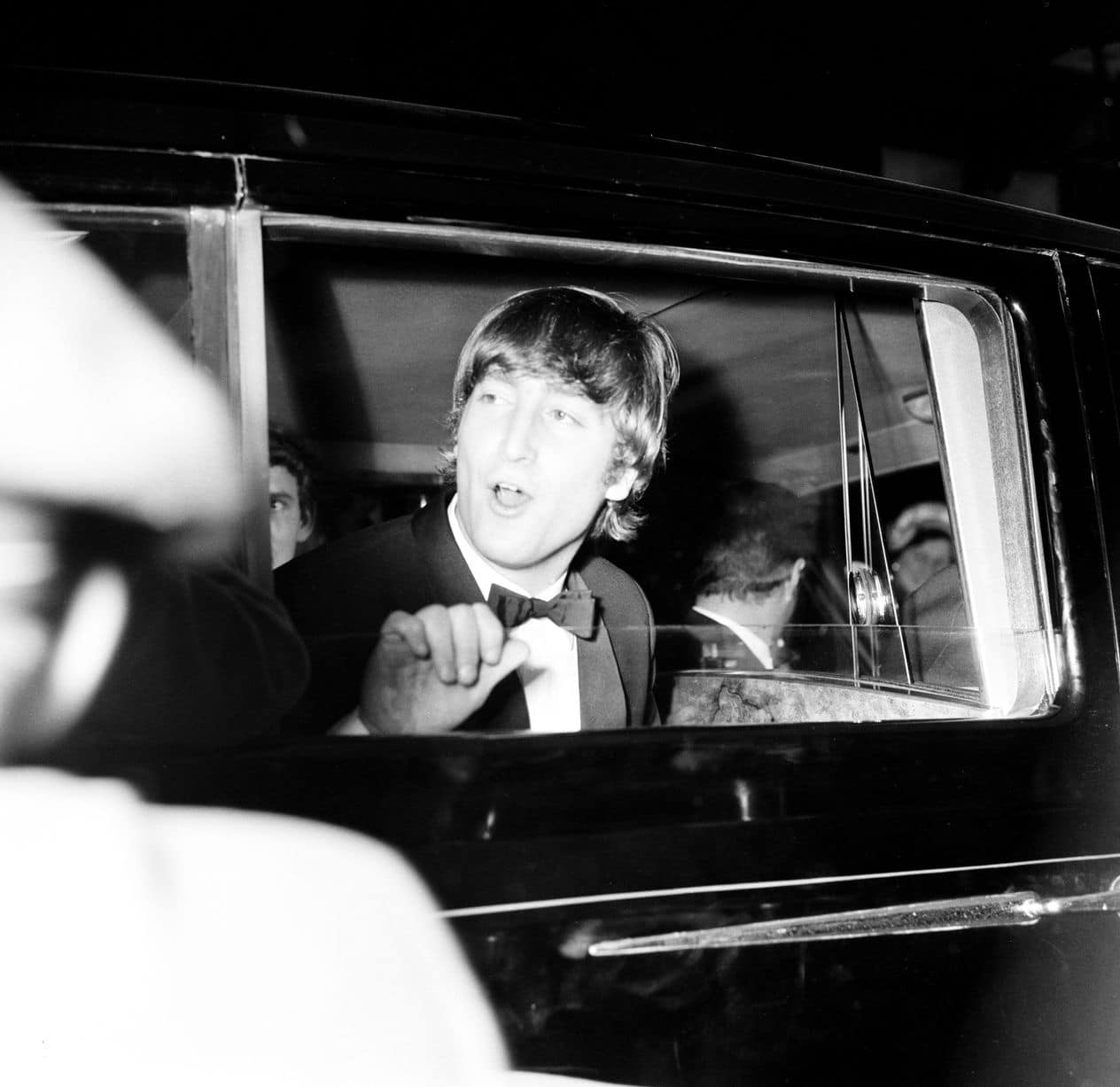 John Lennon photographié ici dans la voiture sur le chemin de la première. Liverpool juillet 1964  (Image : Mirrorpix)