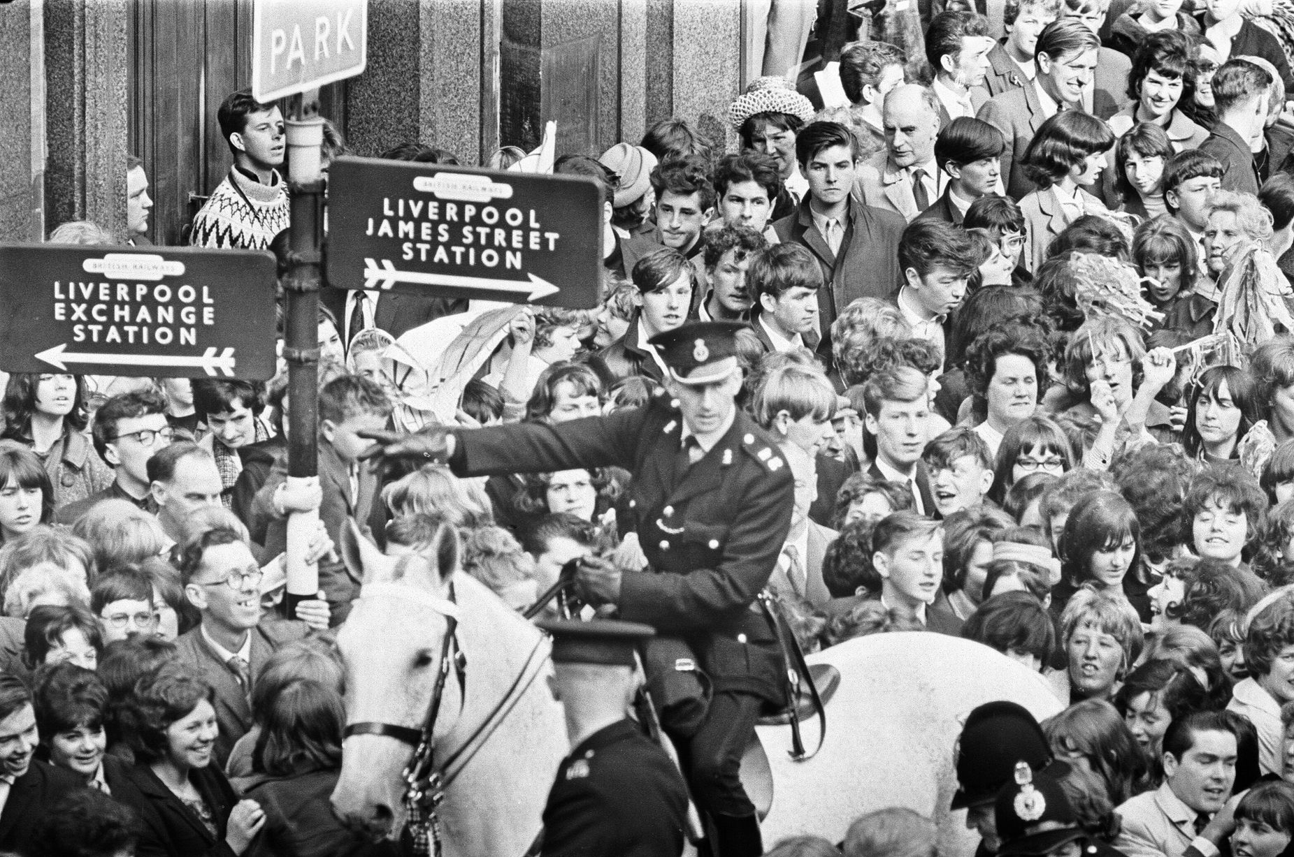 Première de A Hard Day's Night, les foules se rassemblent pour apercevoir les Beatles avant le début de la première du Nord à Liverpool. juillet 1964