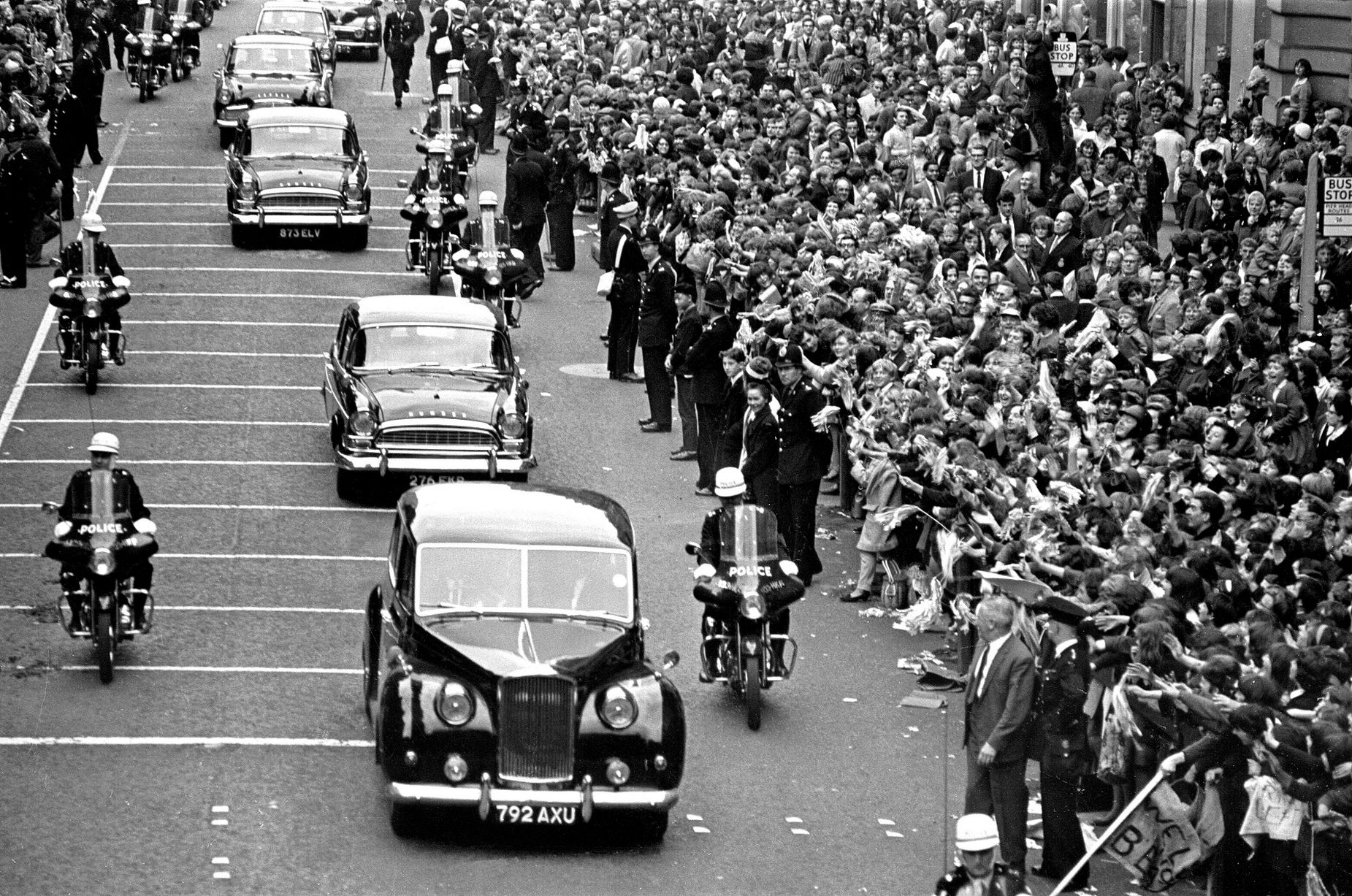 Les fans font la queue dans les rues dans l'espoir de voir les Beatles arriver pour la première à Liverpool. juillet 1964  (Image : Mirrorpix)