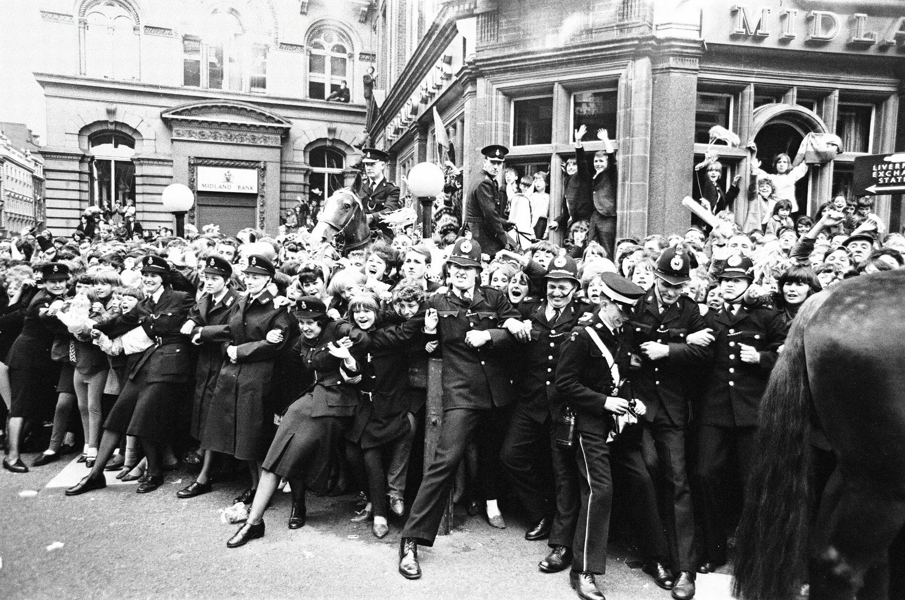 Première nordiste de A Hard Day's Night. Les fans font la queue dans les rues dans l'espoir de voir les Beatles arriver à Liverpool. juillet 1964  (Image : Mirrorpix)