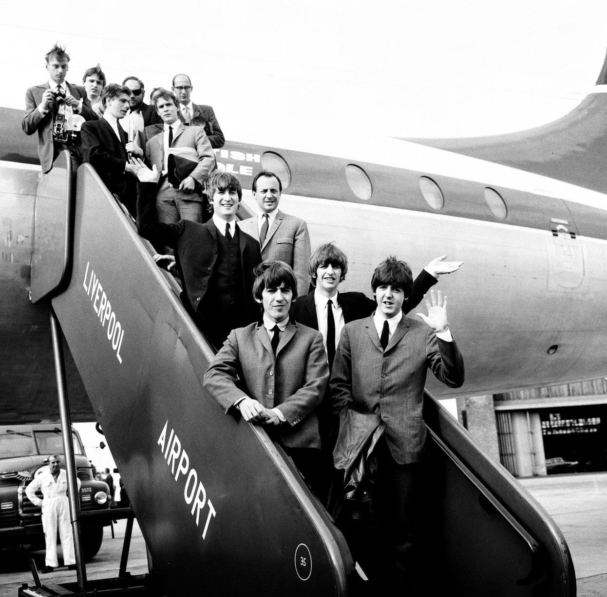 Première nordiste du film des Beatles "A Hard Day's Night". John Lennon, Paul McCartney, Ringo Starr et George Harrison photographiés sur les marches de l'avion à Liverpool en juillet 1964  (Image : Mirrorpix)