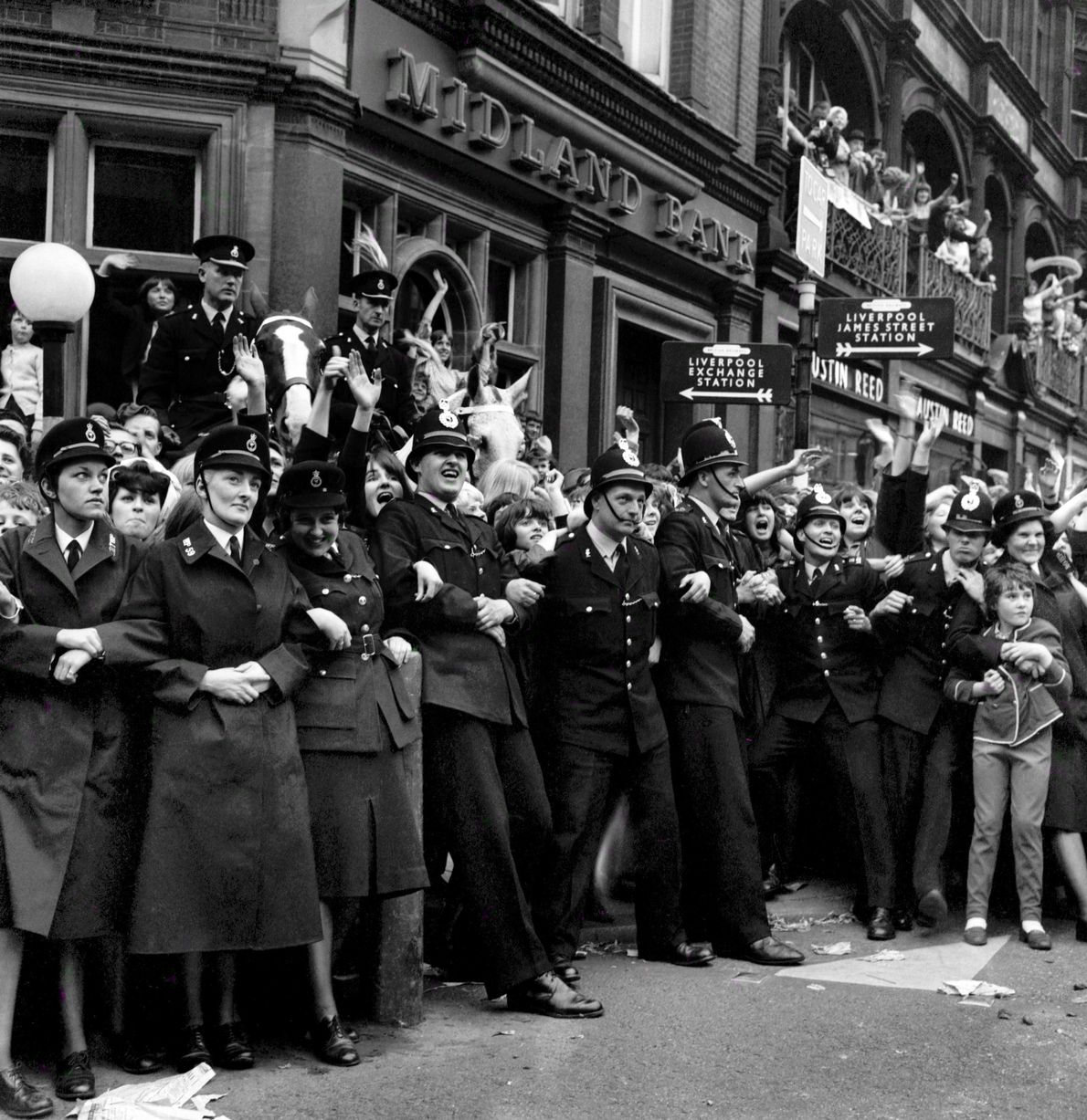 La police essaie de contrôler les fans dans les rues de Liverpool avant la première du film des Beatles A Hard Day's Night. juillet 1964