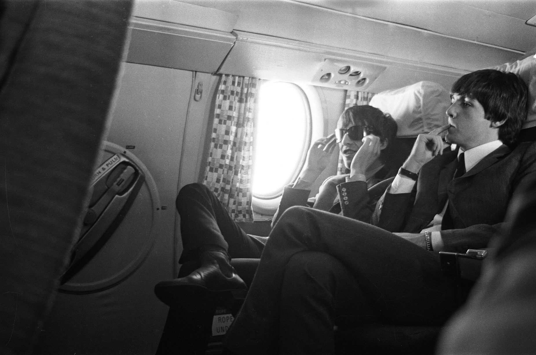 Les Beatles à Liverpool pour la première de Hard Day's Night. Paul McCartney et Ringo Starr photographiés ici dans l'avion lors du voyage vers Liverpool. juillet 1964  (Image : Mirrorpix)