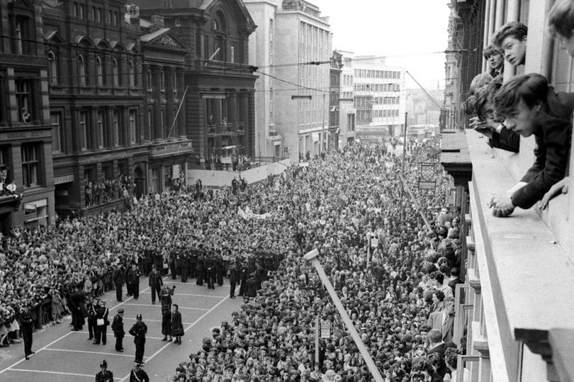 Environ 200 000 fans des Beatles se sont alignés dans les rues de la ville pour saluer les Fab Four après leur succès triomphal aux États-Unis (Image : Daily Mirror)