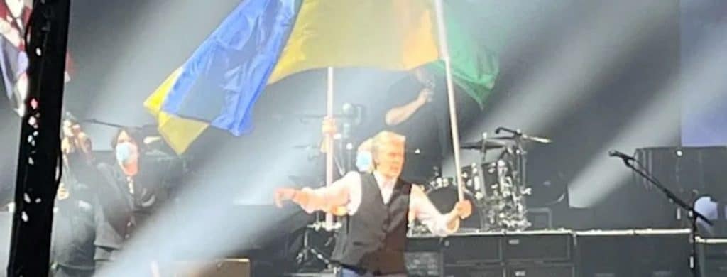 Paul McCartney brandit le drapeau ukrainien lors du premier concert de sa tournée 2022