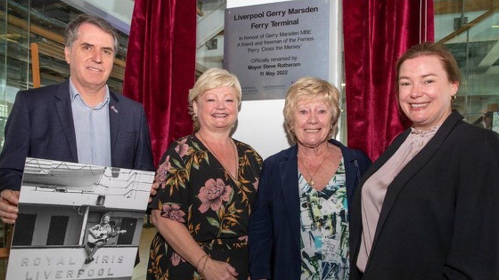 Le maire de Liverpool City Region, Steve Rotheram (à gauche), affirme que la chanson de Gerry Marsden a immortalisé la compagnie Mersey Ferries.