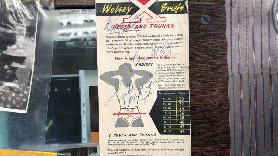 La carte de caleçon signée, prise dans la chambre d'hôtel des Beatles.