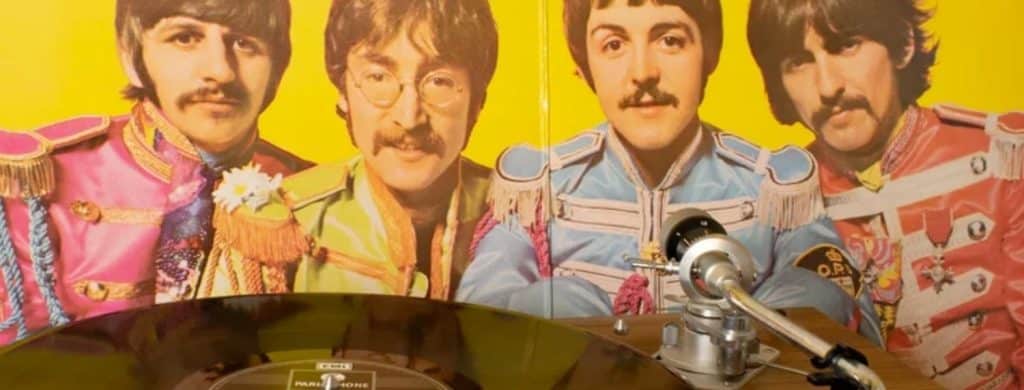 LE CRÉATEUR DES COSTUMES DES BEATLES, LE SGT PEPPER'S LONELY HEARTS CLUB BAND.