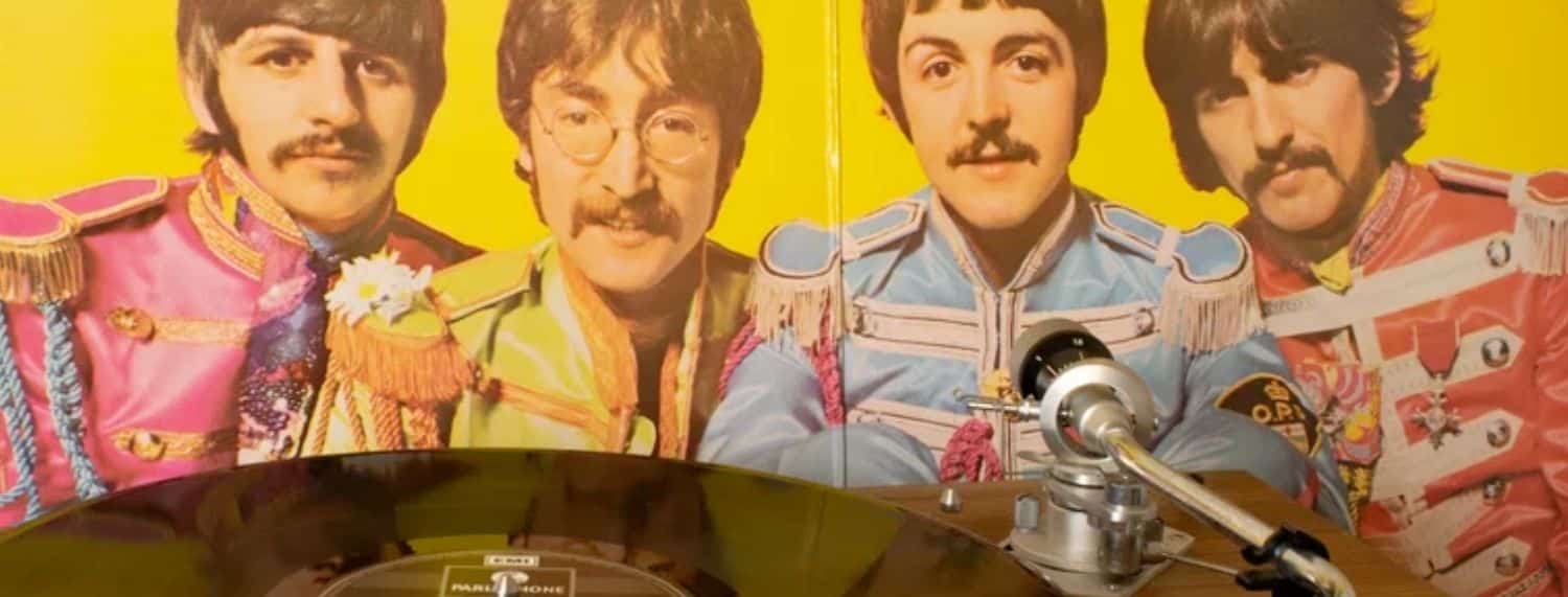 LE CRÉATEUR DES COSTUMES DES BEATLES, LE SGT PEPPER'S LONELY HEARTS CLUB BAND.