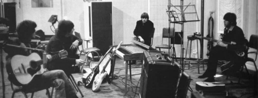 John Lennon voulait que des milliers de moines chantent sur une chanson de "Revolver" des Beatles.