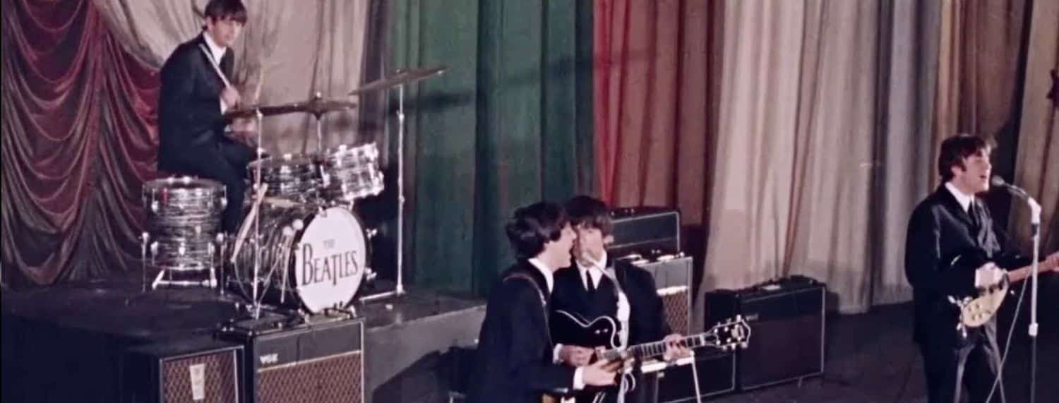 Regardez les Beatles brûler la chanson "She Loves You" en 1963.