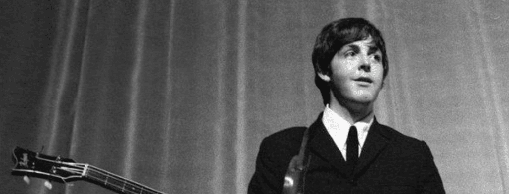 Regardez Paul McCartney jouer "Yesterday" sur une période de 50 ans.