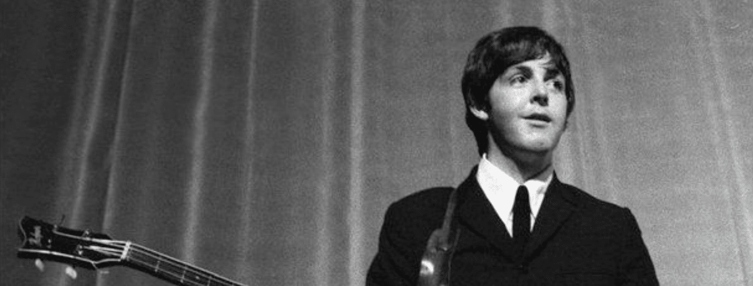 Regardez Paul McCartney jouer "Yesterday" sur une période de 50 ans.