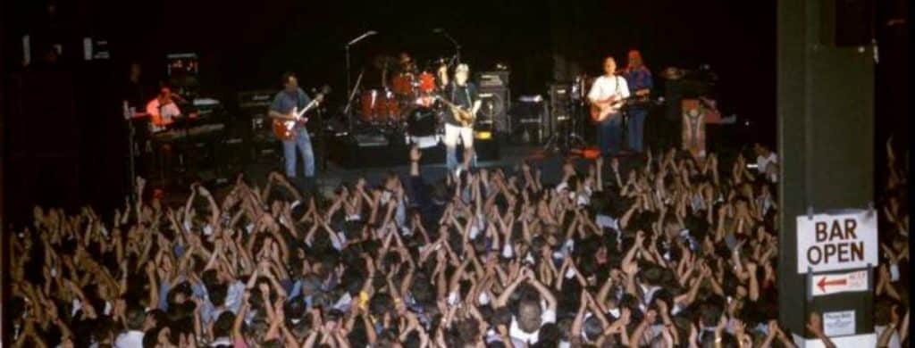 Des centaines de fans des Beatles ont dormi sur la plage pour avoir la chance de voir Paul McCartney se produire en Cornouailles.