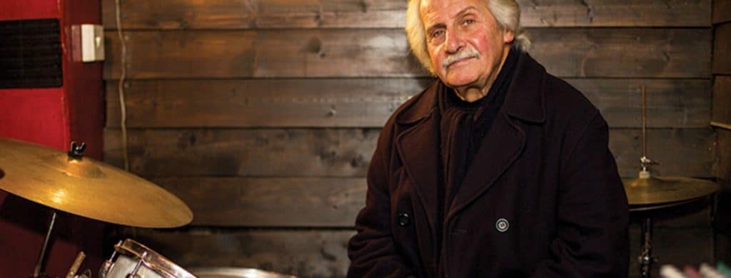 John Lennon explique pourquoi il en avait "marre" de Pete Best, le batteur des Beatles.