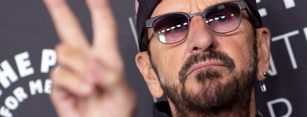 Laissez Ringo Starr vous apprendre à jouer les chansons classiques des Beatles.
