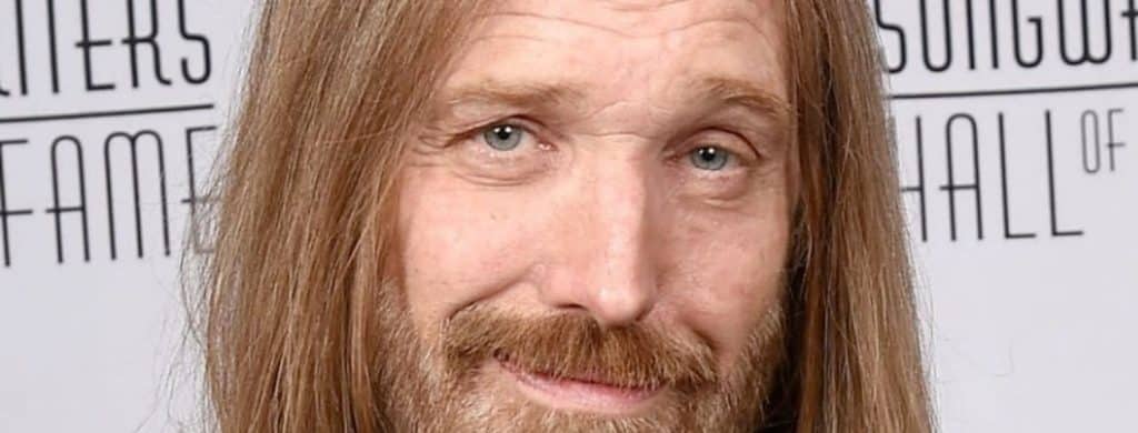 George Harrison pensait que John Lennon était gêné de l'avoir dans les Beatles.