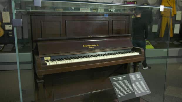 Ce piano se trouvait dans le sous-sol de la maison de la petite amie de Paul McCartney ; c'est là que lui et John Lennon ont composé des chansons telles que "I Want to Hold Your Hand", "And I Love Her" et "We Can Work It Out".