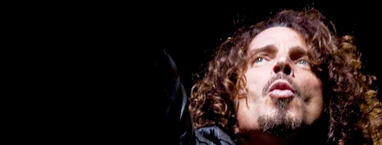 Regardez Chris Cornell reprendre la chanson des Beatles "A Day In The Life".