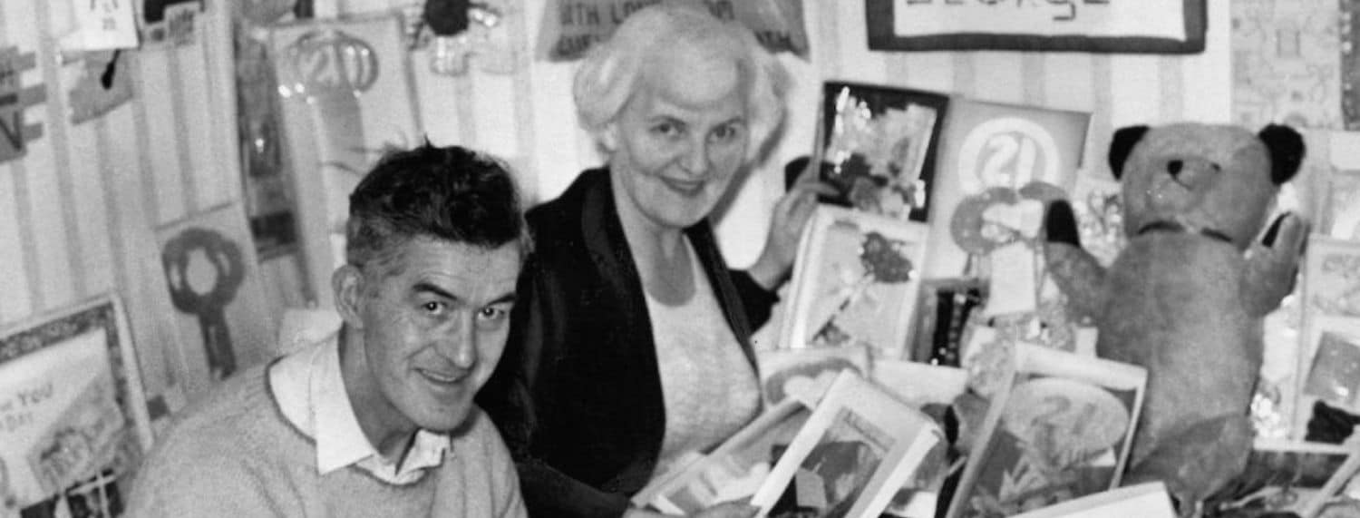 Un fan-club des Beatles a remis aux parents de George Harrison une plaque en or pour "le temps et les efforts qu'ils ont consacrés aux Beatles".
