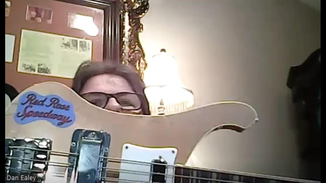 Ealey montre sa basse Rickenbacker. Ealey montre sa basse Rickenbacker.