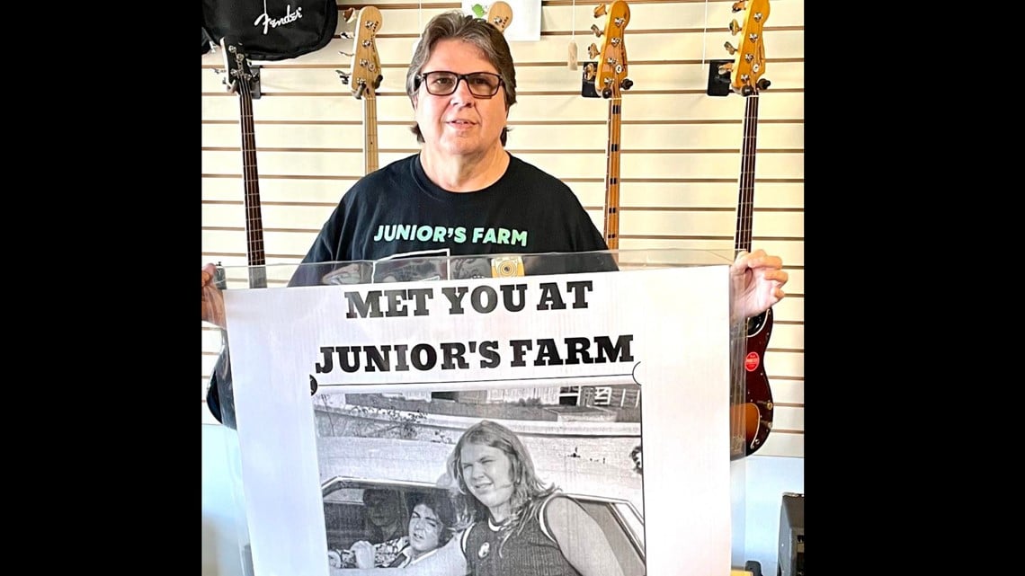Dan Ealey tiendra ce poster ce soir lorsqu'il verra Paul McCartney jouer au Thompson-Boling Arena. C'est une photo de lui avec Paul à la ferme en 1974.