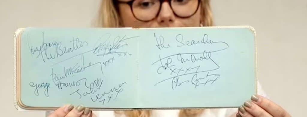 Les autographes des Beatles maculés par les doigts gras de John Lennon après avoir mangé du poisson-frites se vendent à près de 8 000 £.
