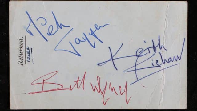 Les signatures des membres des Rolling Stones - Crédit : Bishop & Miller Auctioneers