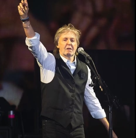 Quand il a interprété une chanson de George, Something, en jouant d'un ukulélé que George lui a offert, c'était drôle et touchant.