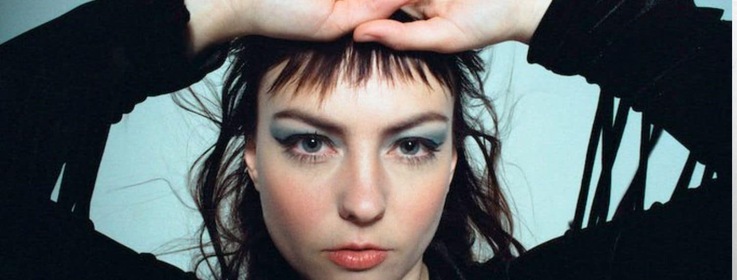 Angel Olsen reprend la chanson de George Harrison "Beware of Darkness".