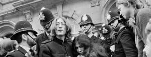 George Harrison sur la façon dont la presse a couvert son rôle dans la saisie de drogue des Rolling Stones : "Ils n'étaient pas prêts à saisir un Beatle".