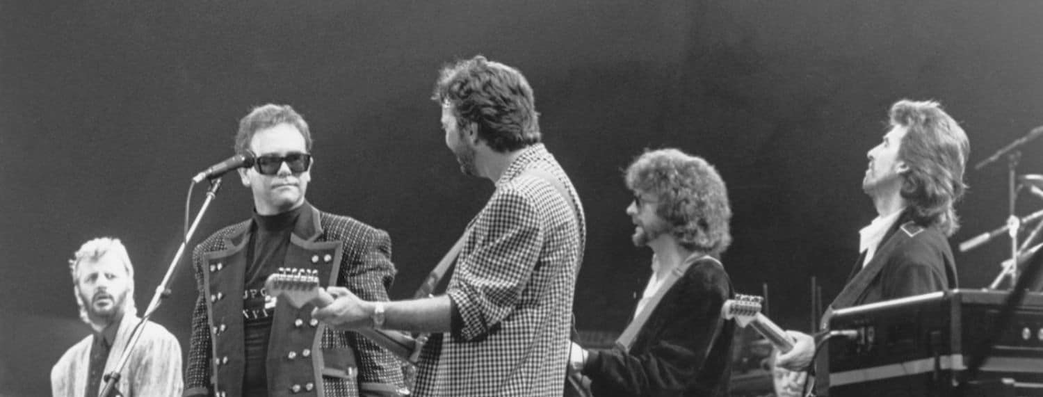 George Harrison a déclaré qu'il regrettait qu'Elton John soit l'une des seules stars du rock à avoir atteint le niveau des Beatles. George Harrison a déclaré qu'il regrettait qu'Elton John soit l'une des seules stars du rock à avoir atteint le niveau des Beatles.