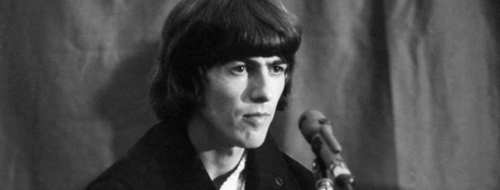 George Harrison a écrit "Old Brown Shoe" sur un instrument dont il ne jouait pas habituellement, mais il jouait de la basse comme "un fou".