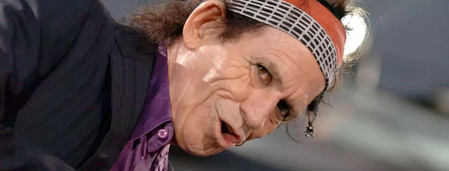 George Harrison a déclaré que Keith Richards et lui gardaient le contact en s'envoyant des t-shirts. George Harrison a déclaré que Keith Richards et lui gardaient le contact en s'envoyant des t-shirts.