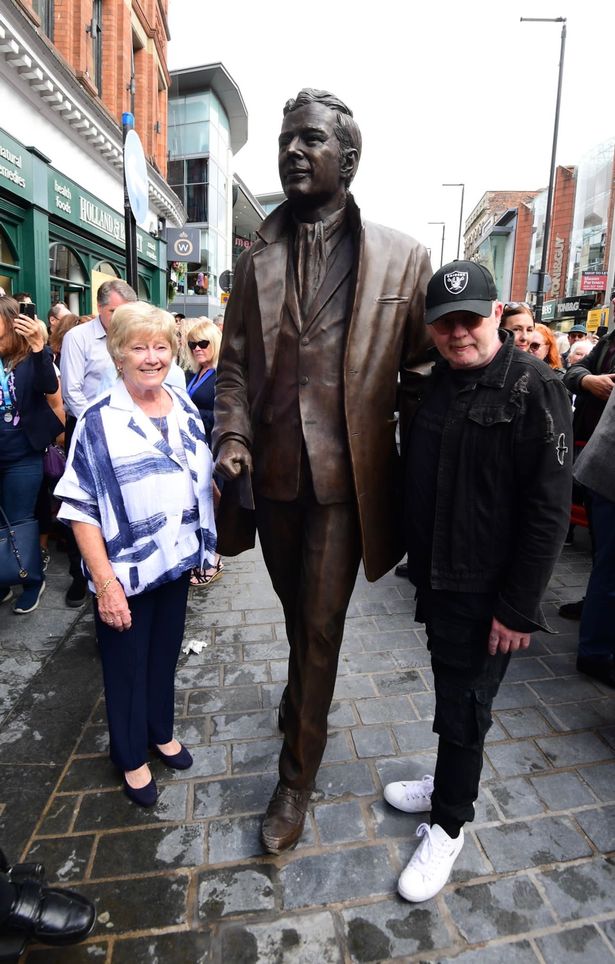 Le sculpteur Andy Edwards et la femme de Gerry Marsden lors de l'inauguration de la statue de Brian Epstein dans le centre-ville de Liverpool (Image : Liverpool Echo/Colin Lane).