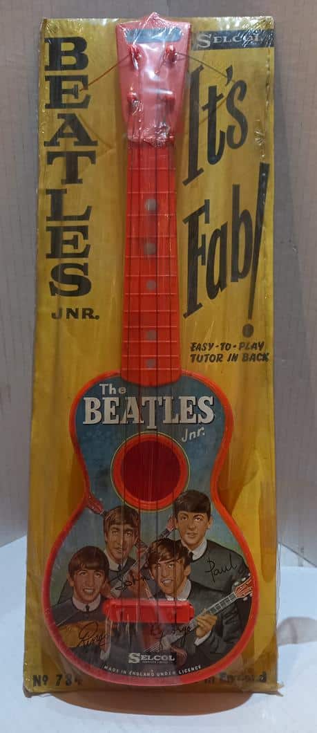 Une guitare Beatles Jnr, de la taille d'un ukukele, sera mise en vente (The Beatles Shop/PA).