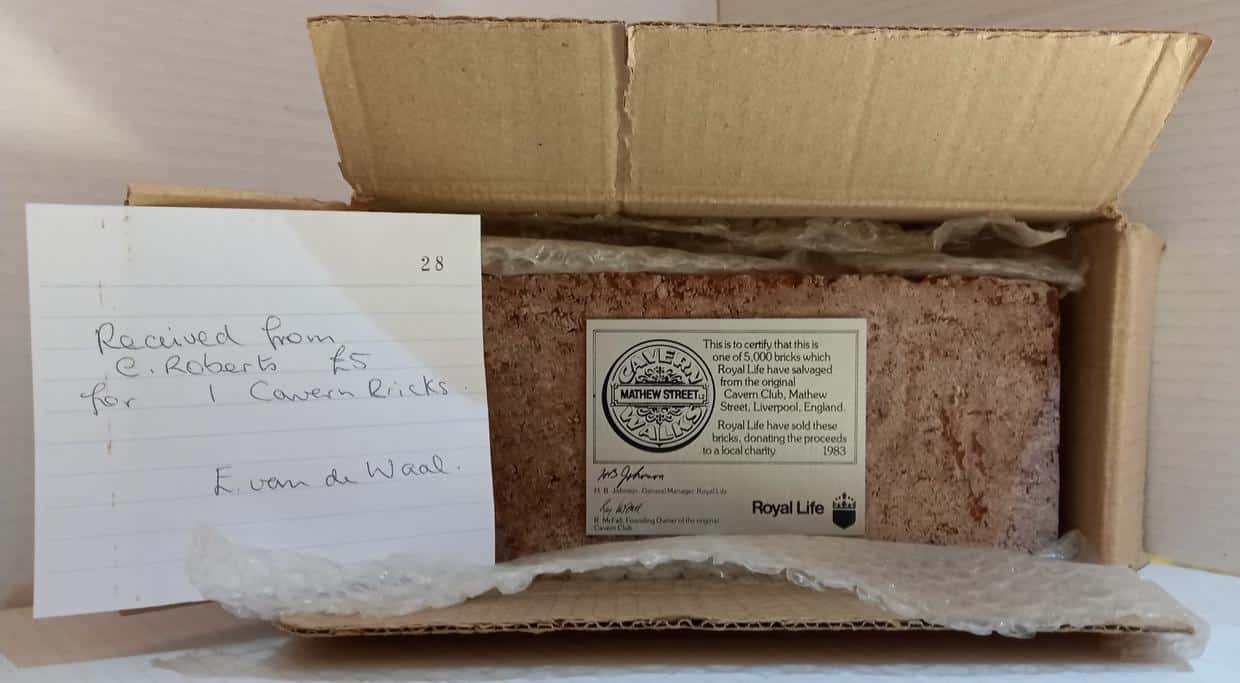 Une brique du Cavern Club achetée pour 5 £ pourrait atteindre 600 £ aux enchères (The Beatles Shop/PA).