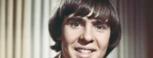 The Monkees' : Davy Jones a chanté discrètement cette chanson des Beatles "Magical Mystery Tour" deux fois pendant le dernier épisode de la série.