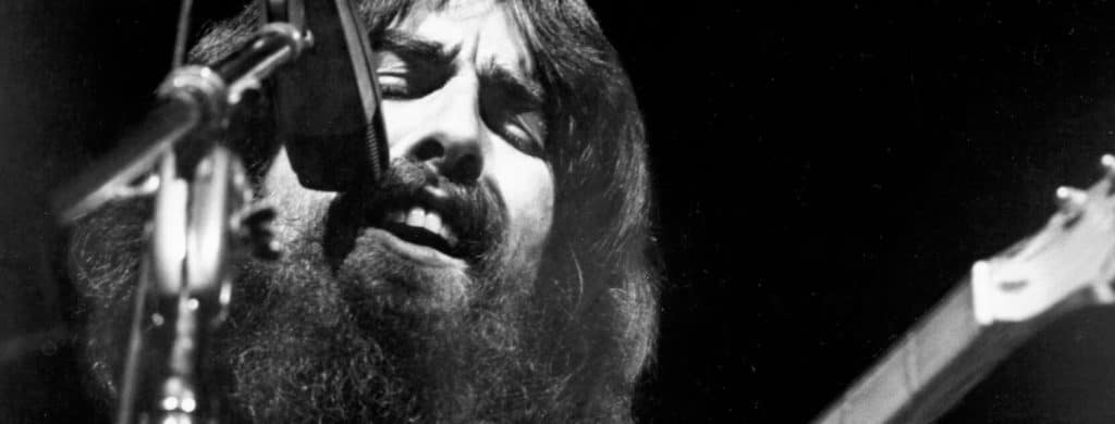 George Harrison ne chante pas la pizza dans "Thanks for the Pepperoni", le nom vient d'un célèbre comédien.