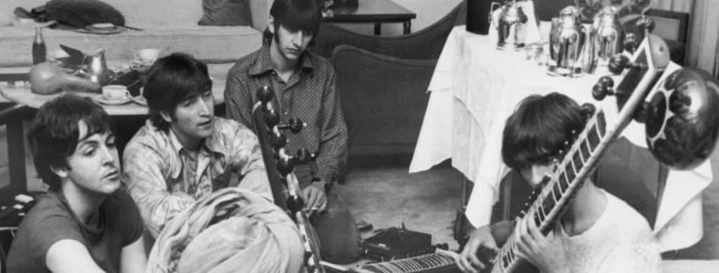 George Harrison a déclaré que la musique indienne lui était familière lorsqu'il l'a entendue pour la première fois, comme si elle le "rappelait à un endroit qu'il connaissait déjà".