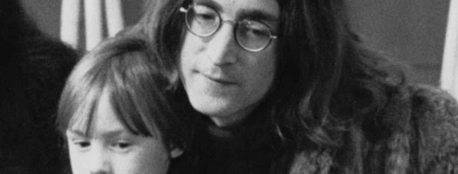 Julian Lennon parle de " tomber amoureux " de son père dans de nouvelles séquences des Beatles.